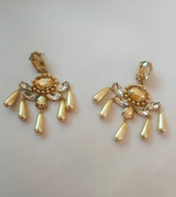 Load image into Gallery viewer, Pearl Luxe Petal Earrings