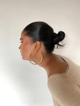 Load image into Gallery viewer, Acaba Bar Hoops (Kriti Sanon)