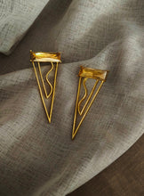 Load image into Gallery viewer, Cavella Twisted Studs
