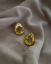 Load image into Gallery viewer, Pebble Molten Studs (Kareena Kapoor Khan)
